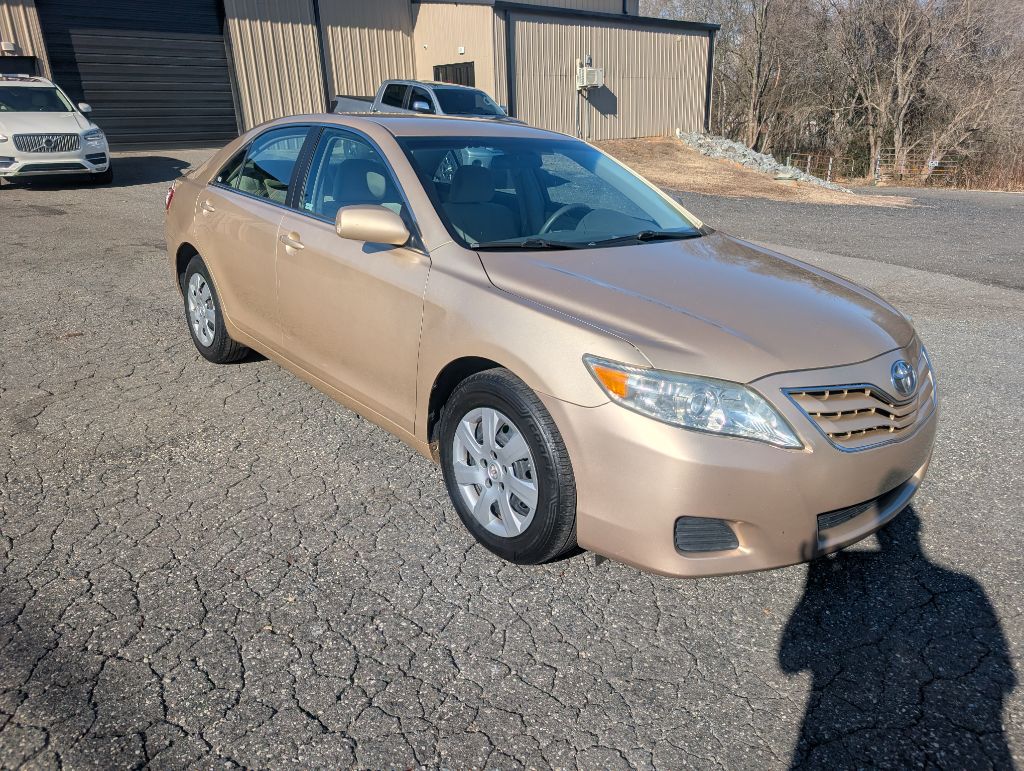2011 Toyota Camry LE's photo